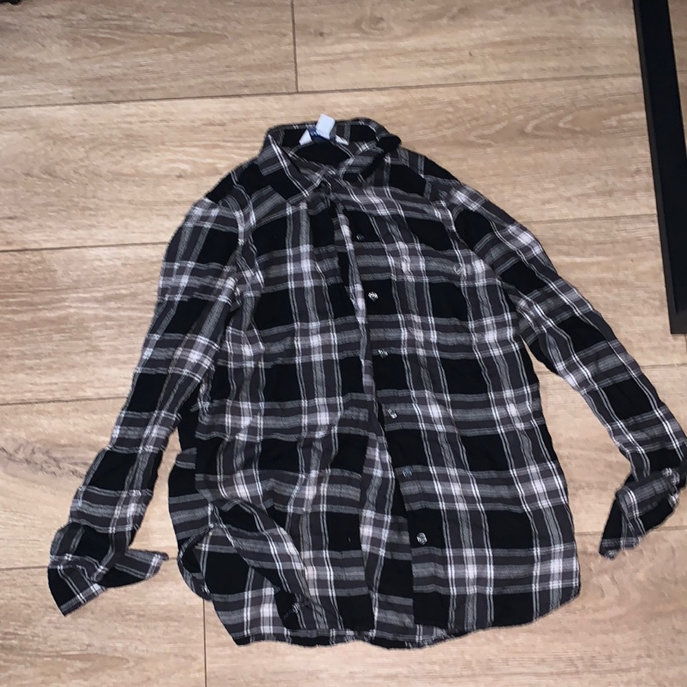 Plaided button down top. GUC. Medium